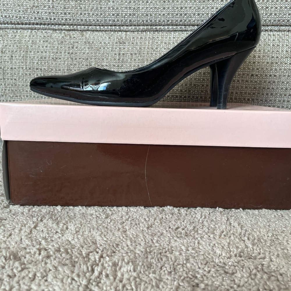 Beautiful Bandolino Black Patent Pumps, 3” heel - Picture 3 of 4